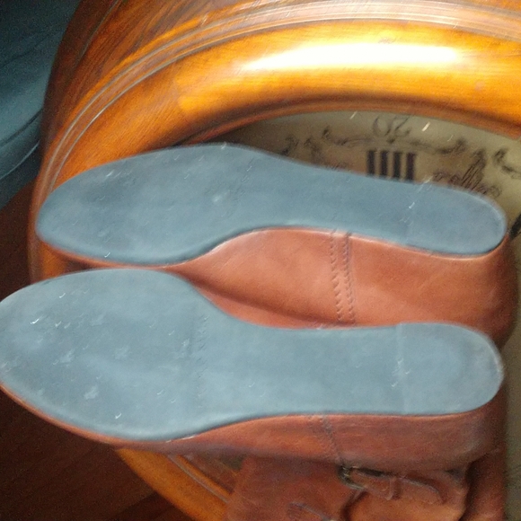 Boot's - Picture 3 of 6